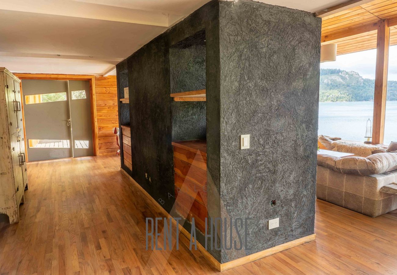 House in San Carlos de Bariloche - MORE11C - Spectacular house on Lago Moreno located on a 7 hectare lot.