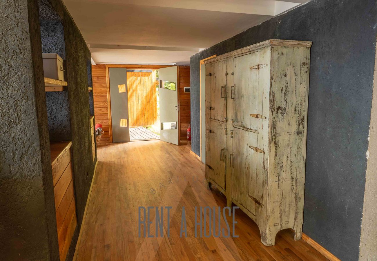 House in San Carlos de Bariloche - MORE11C - Spectacular house on Lago Moreno located on a 7 hectare lot.