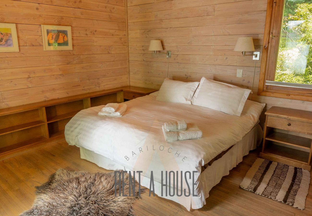 House in San Carlos de Bariloche - MORE11C - Spectacular house on Lago Moreno located on a 7 hectare lot.