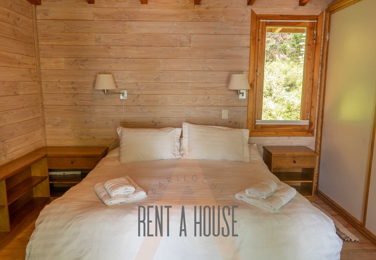 House in San Carlos de Bariloche - MORE11C - Spectacular house on Lago Moreno located on a 7 hectare lot.