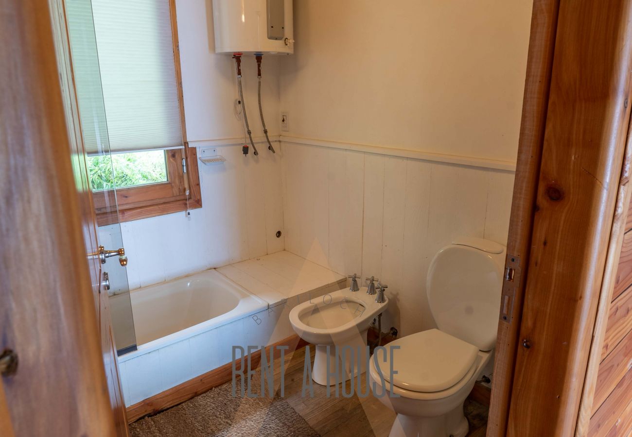 House in San Carlos de Bariloche - MORE11C - Spectacular house on Lago Moreno located on a 7 hectare lot.