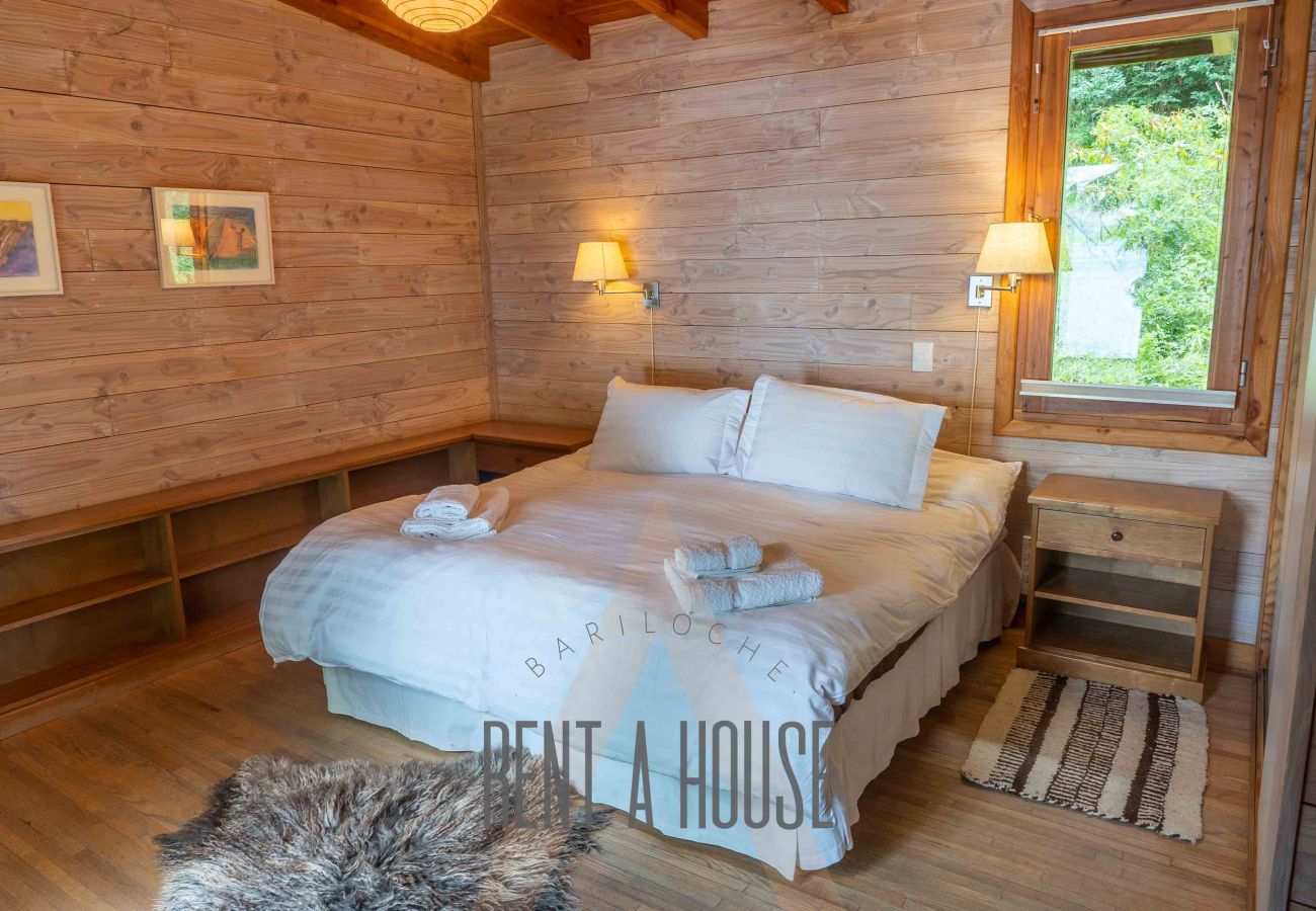 House in San Carlos de Bariloche - MORE11C - Spectacular house on Lago Moreno located on a 7 hectare lot.