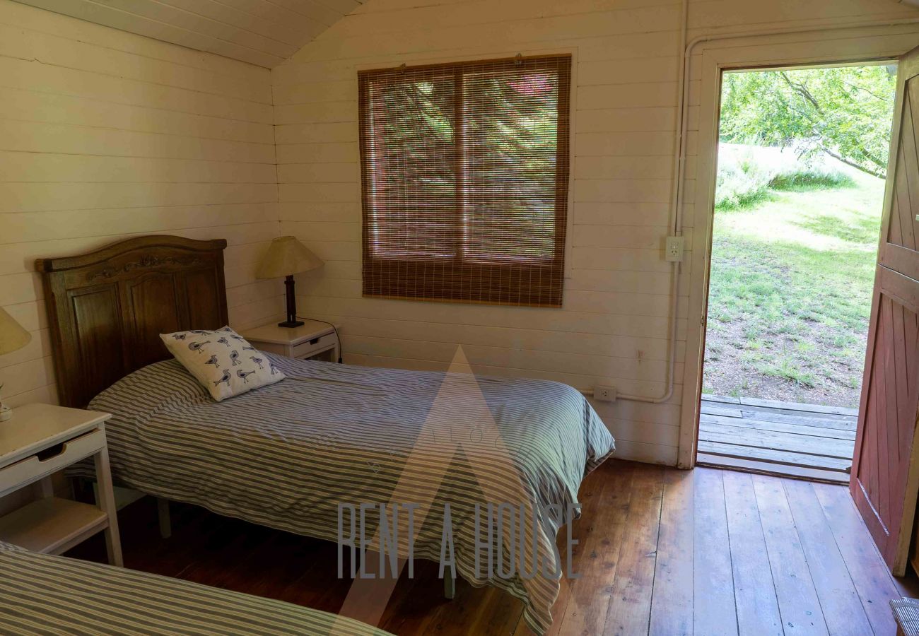 House in San Carlos de Bariloche - MORE11C - Spectacular house on Lago Moreno located on a 7 hectare lot.