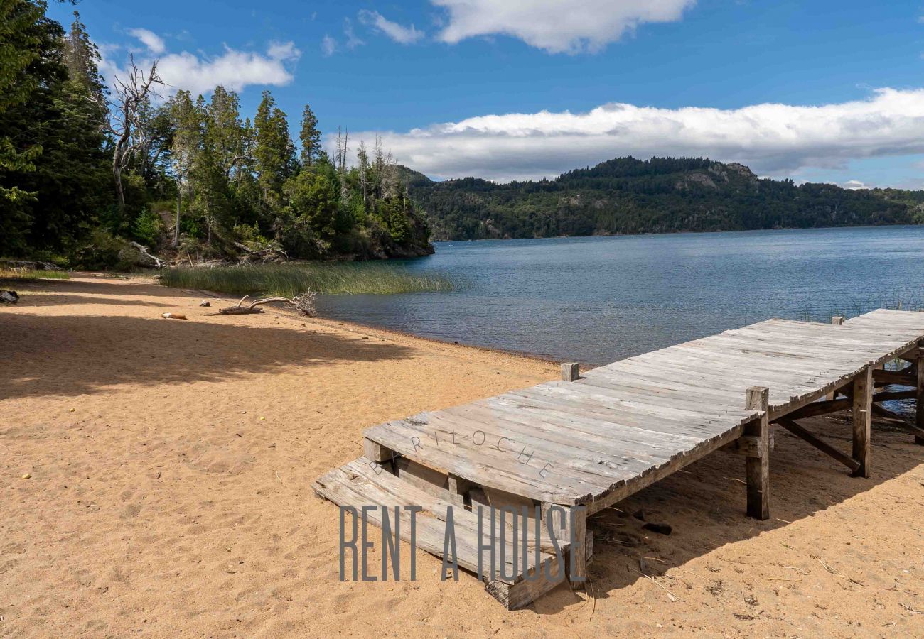 House in San Carlos de Bariloche - MORE11C - Spectacular house on Lago Moreno located on a 7 hectare lot.