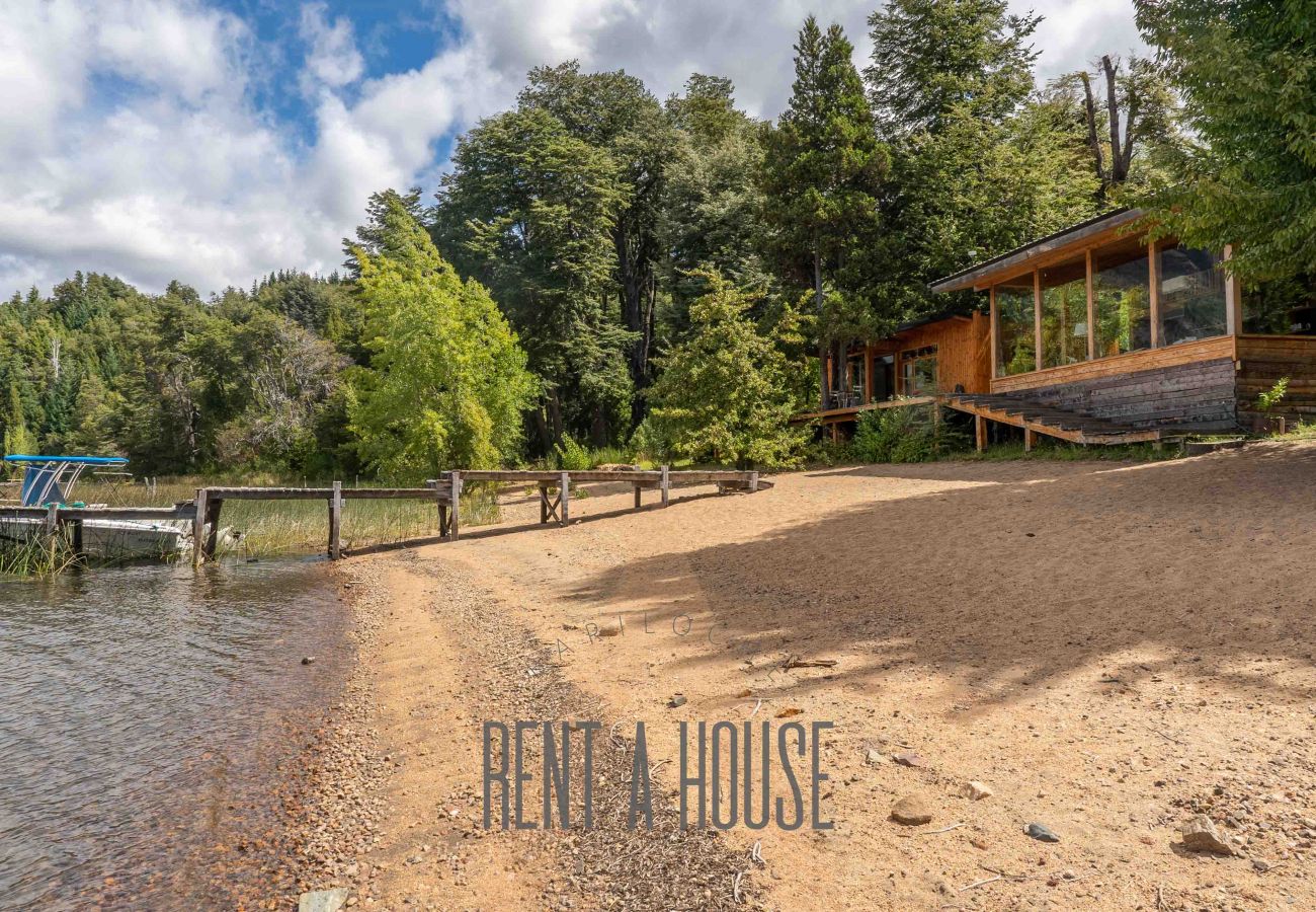 House in San Carlos de Bariloche - MORE11C - Spectacular house on Lago Moreno located on a 7 hectare lot.