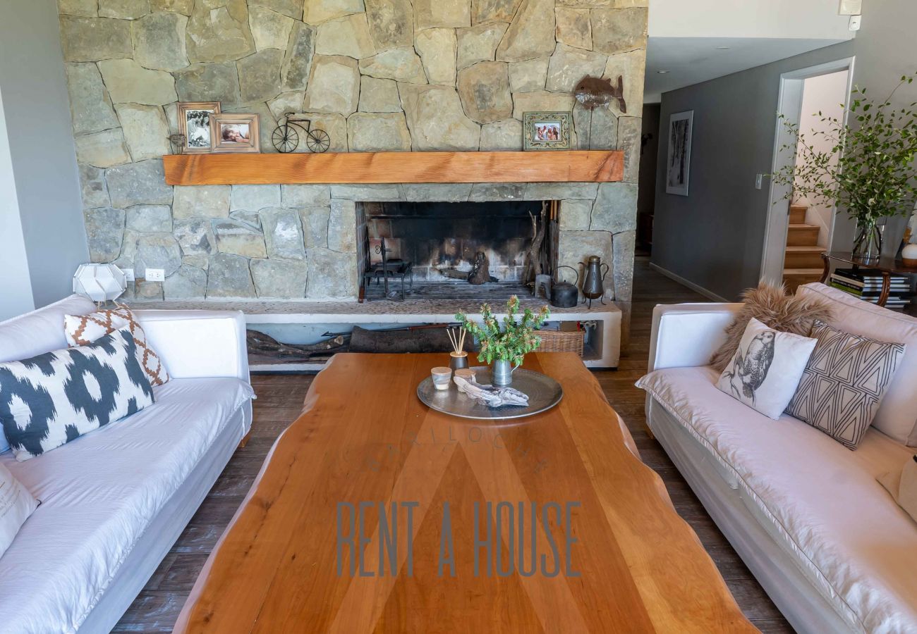 House in San Carlos de Bariloche - PENI04C New and modern house of 280 m2, located on Lake Nahuel Huapi with excellent views of the lake and the mountains.
