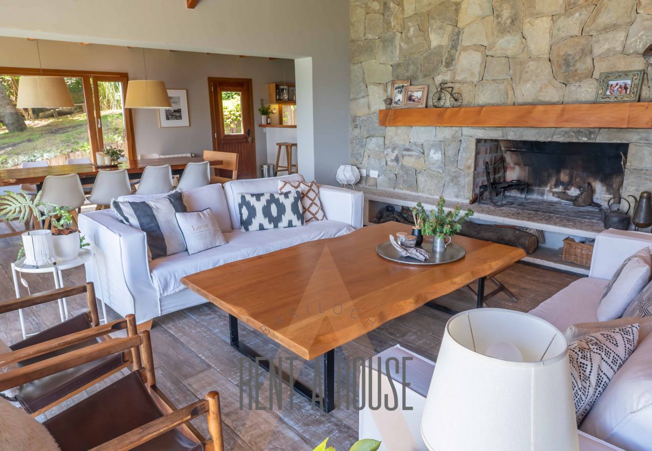 House in San Carlos de Bariloche - PENI04C New and modern house of 280 m2, located on Lake Nahuel Huapi with excellent views of the lake and the mountains.