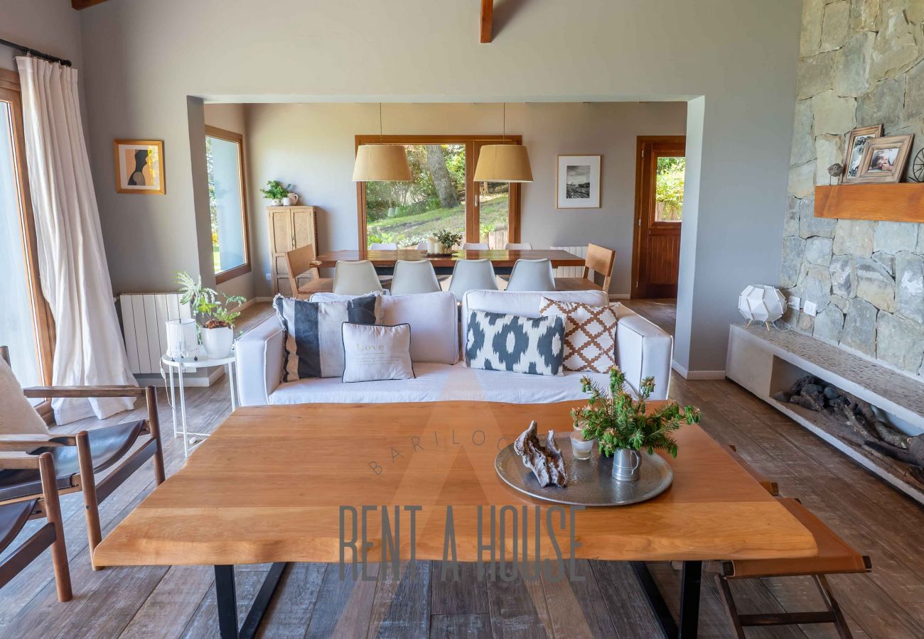 House in San Carlos de Bariloche - PENI04C New and modern house of 280 m2, located on Lake Nahuel Huapi with excellent views of the lake and the mountains.
