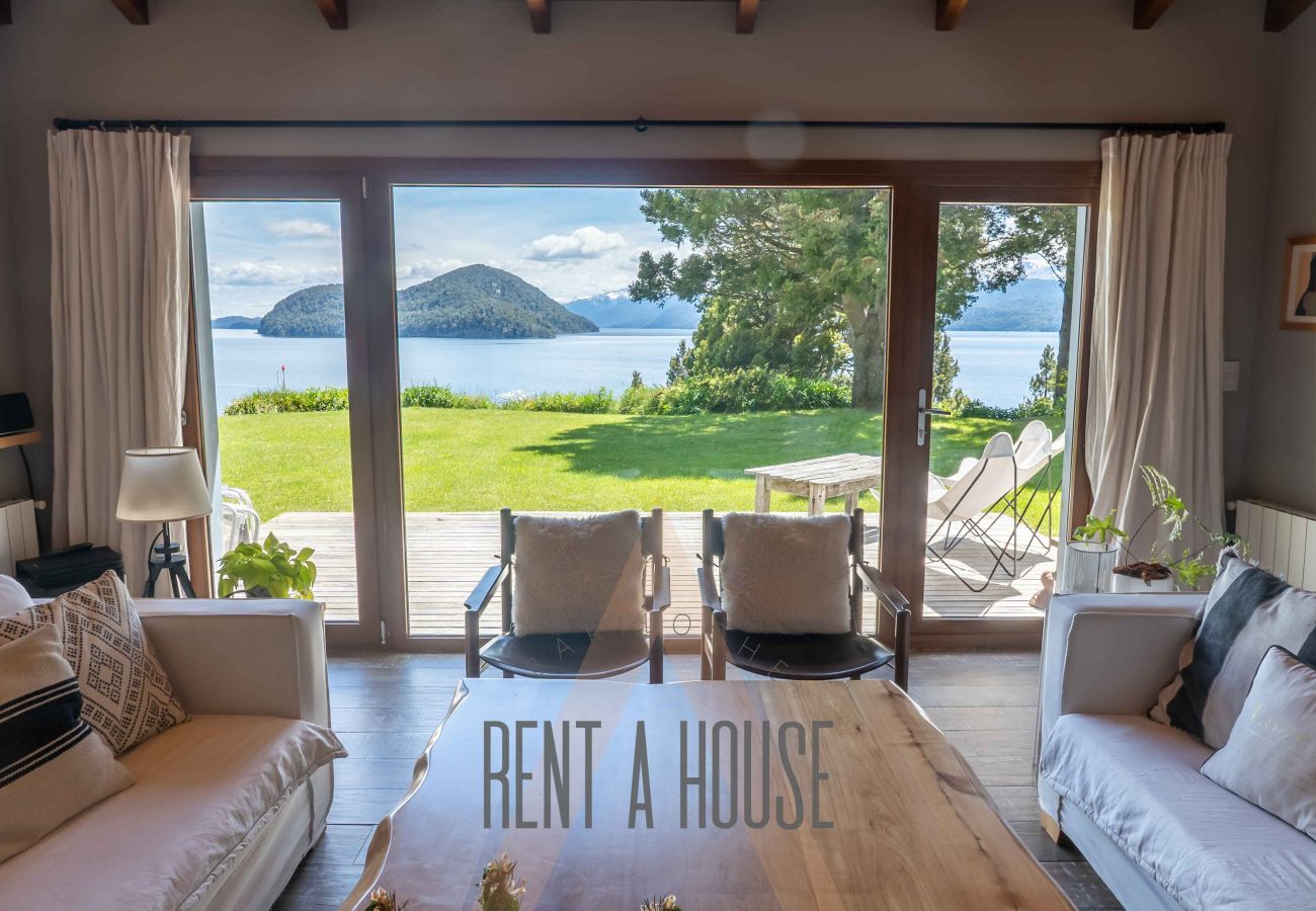 House in San Carlos de Bariloche - PENI04C New and modern house of 280 m2, located on Lake Nahuel Huapi with excellent views of the lake and the mountains.