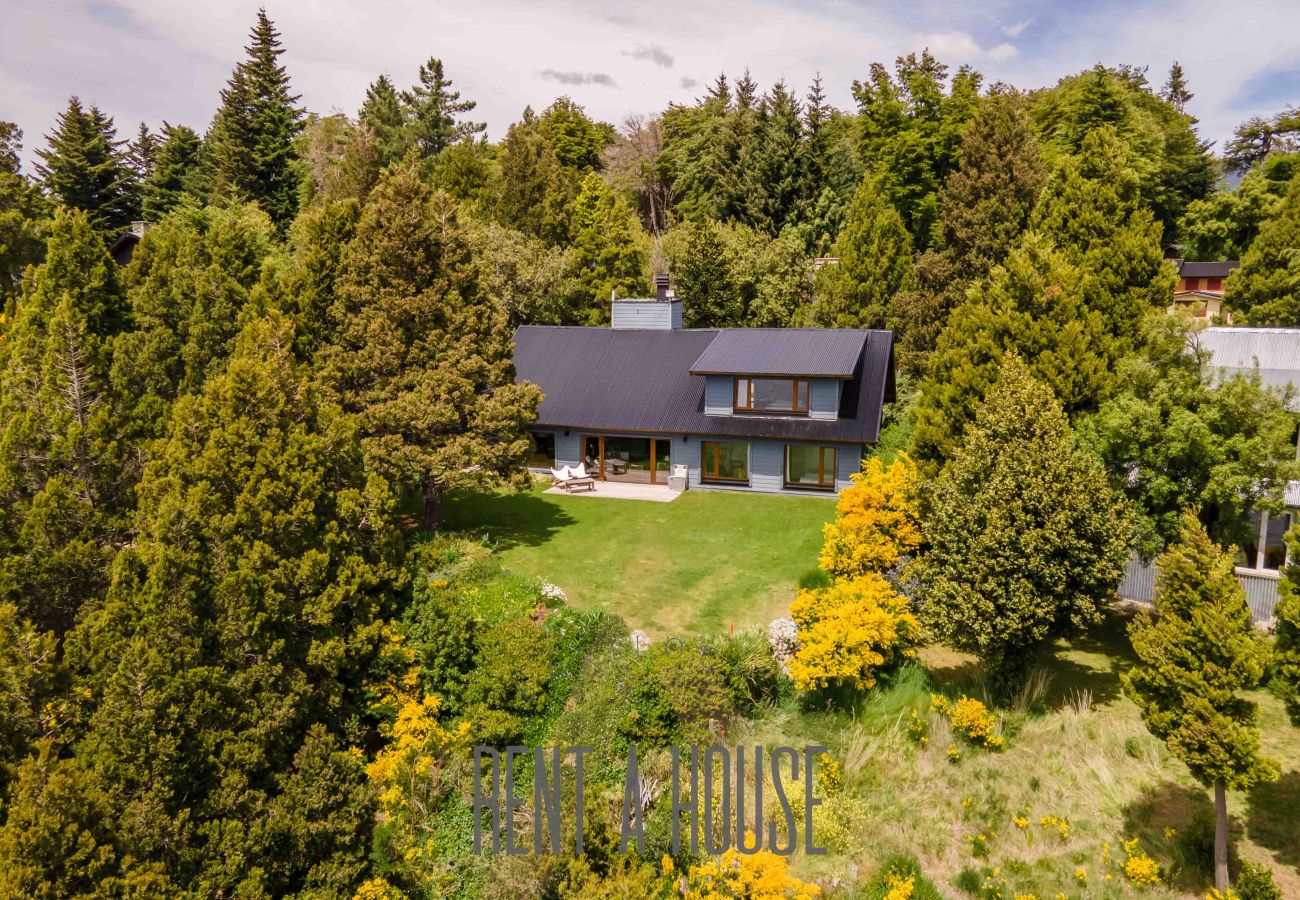 House in San Carlos de Bariloche - PENI04C New and modern house of 280 m2, located on Lake Nahuel Huapi with excellent views of the lake and the mountains.