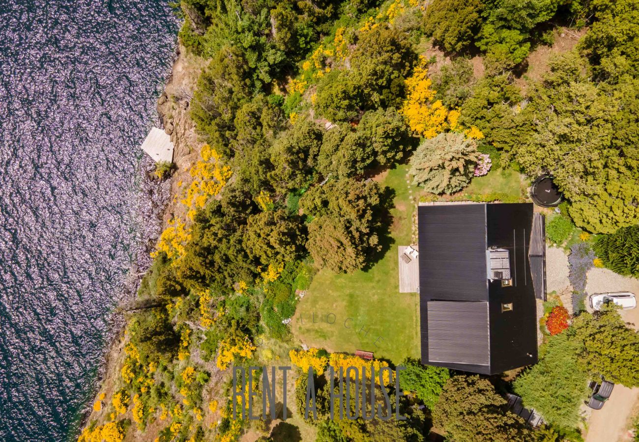 House in San Carlos de Bariloche - PENI04C New and modern house of 280 m2, located on Lake Nahuel Huapi with excellent views of the lake and the mountains.