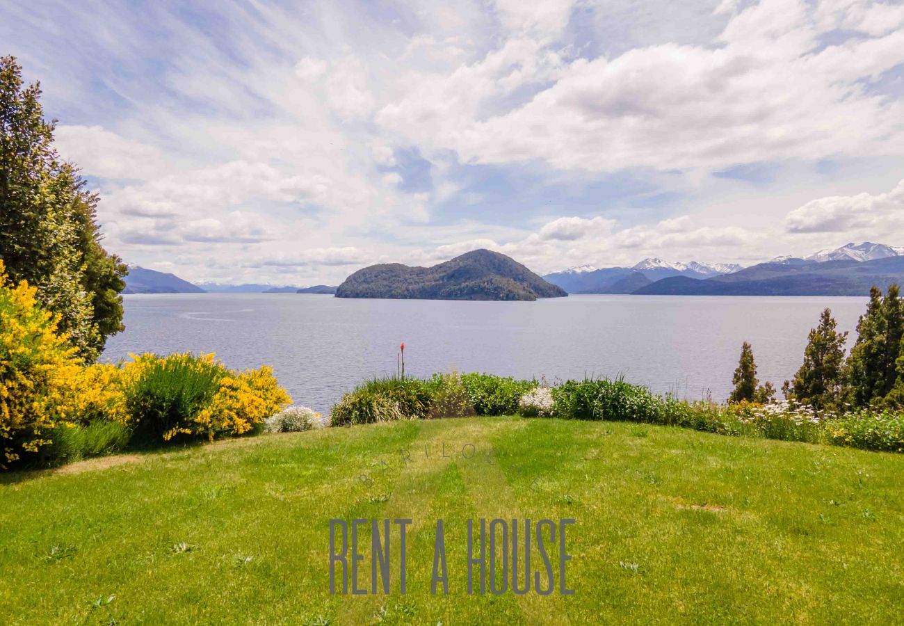 House in San Carlos de Bariloche - PENI04C New and modern house of 280 m2, located on Lake Nahuel Huapi with excellent views of the lake and the mountains.