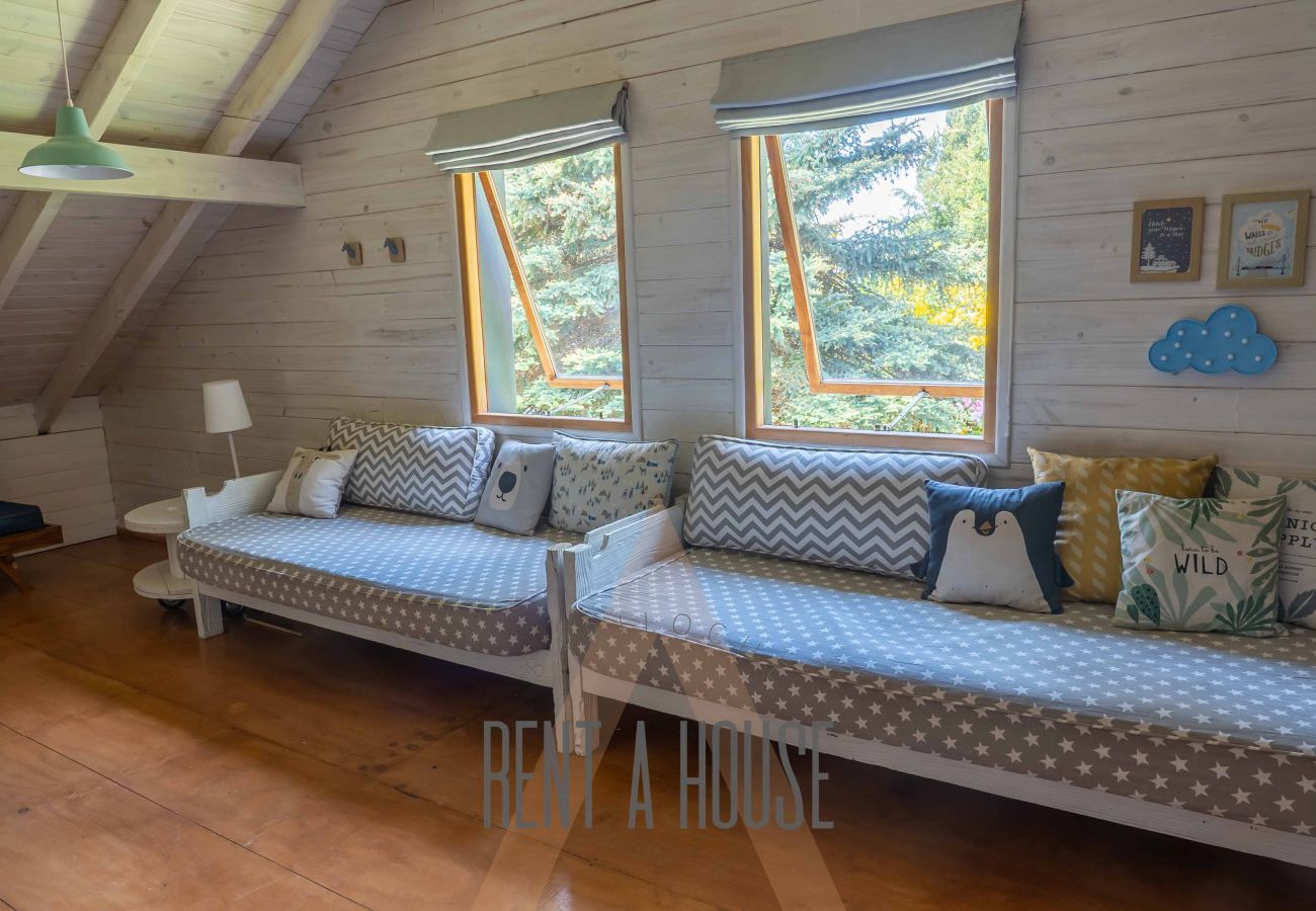 House in San Carlos de Bariloche - PENI04C New and modern house of 280 m2, located on Lake Nahuel Huapi with excellent views of the lake and the mountains.