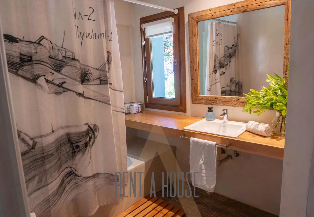 House in San Carlos de Bariloche - PENI04C New and modern house of 280 m2, located on Lake Nahuel Huapi with excellent views of the lake and the mountains.