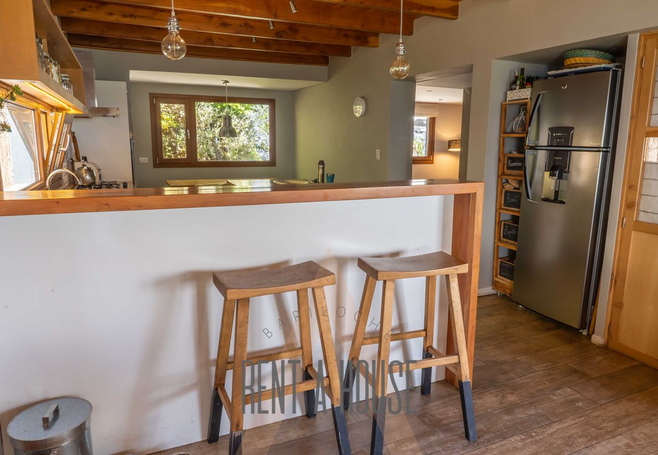 House in San Carlos de Bariloche - PENI04C New and modern house of 280 m2, located on Lake Nahuel Huapi with excellent views of the lake and the mountains.