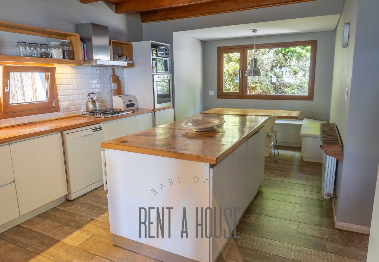 House in San Carlos de Bariloche - PENI04C New and modern house of 280 m2, located on Lake Nahuel Huapi with excellent views of the lake and the mountains.