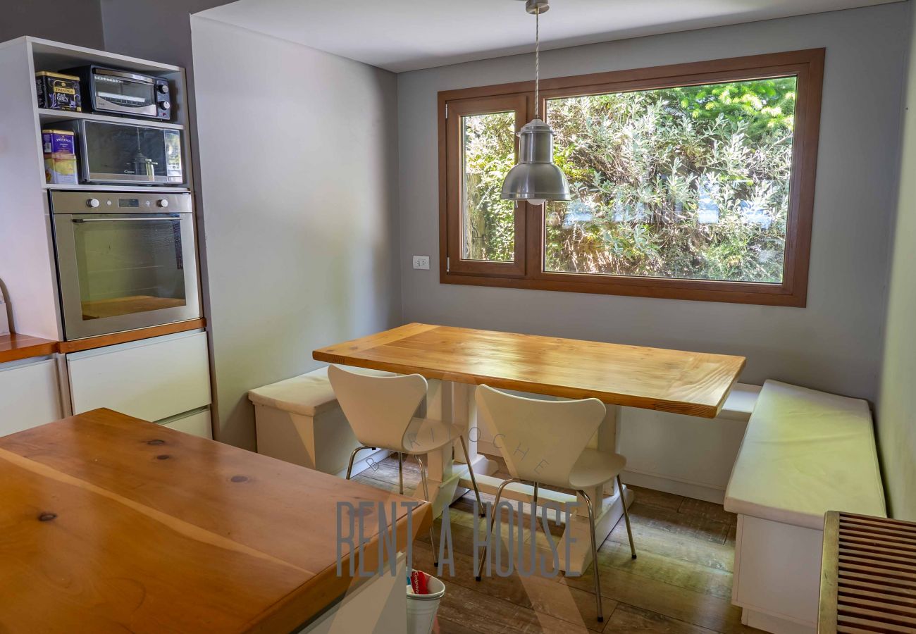 House in San Carlos de Bariloche - PENI04C New and modern house of 280 m2, located on Lake Nahuel Huapi with excellent views of the lake and the mountains.