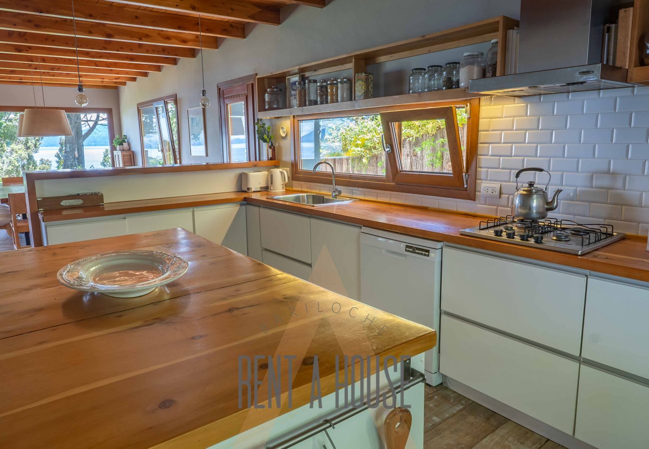 House in San Carlos de Bariloche - PENI04C New and modern house of 280 m2, located on Lake Nahuel Huapi with excellent views of the lake and the mountains.