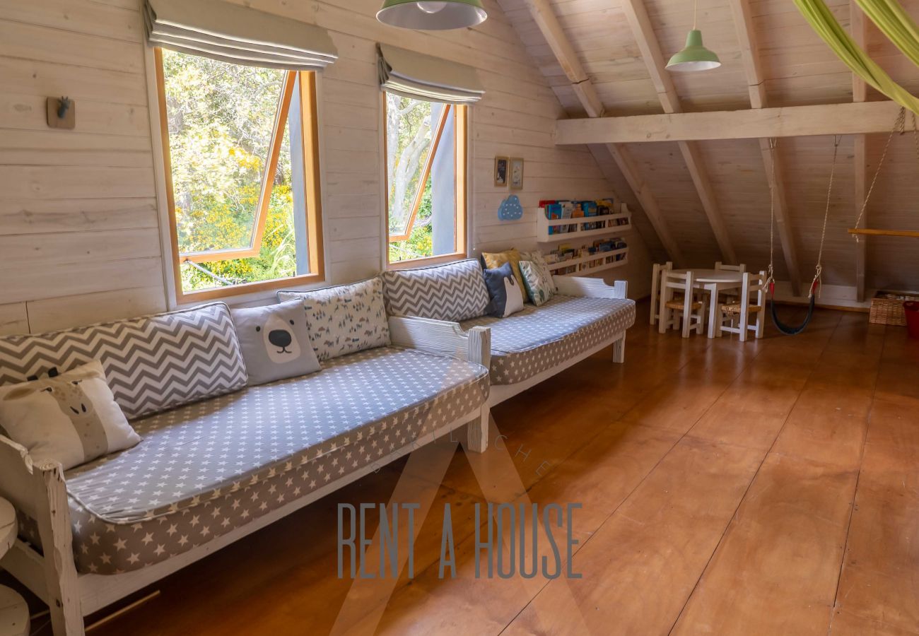 House in San Carlos de Bariloche - PENI04C New and modern house of 280 m2, located on Lake Nahuel Huapi with excellent views of the lake and the mountains.