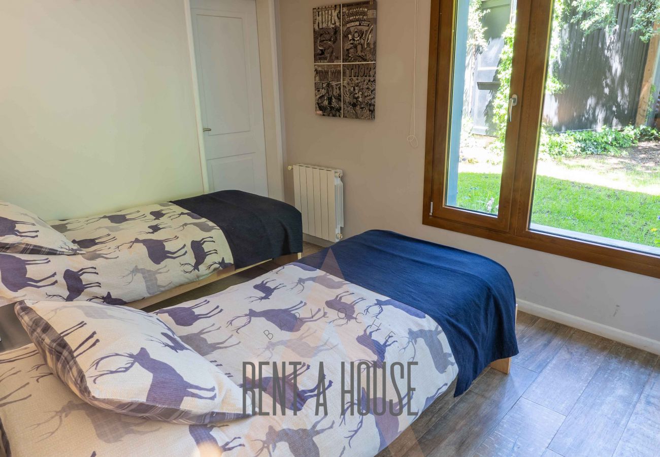 House in San Carlos de Bariloche - PENI04C New and modern house of 280 m2, located on Lake Nahuel Huapi with excellent views of the lake and the mountains.