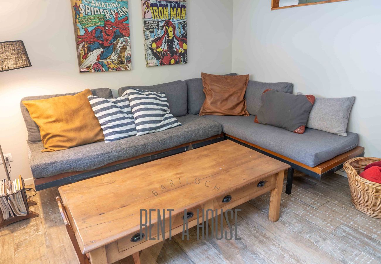 House in San Carlos de Bariloche - PENI04C New and modern house of 280 m2, located on Lake Nahuel Huapi with excellent views of the lake and the mountains.