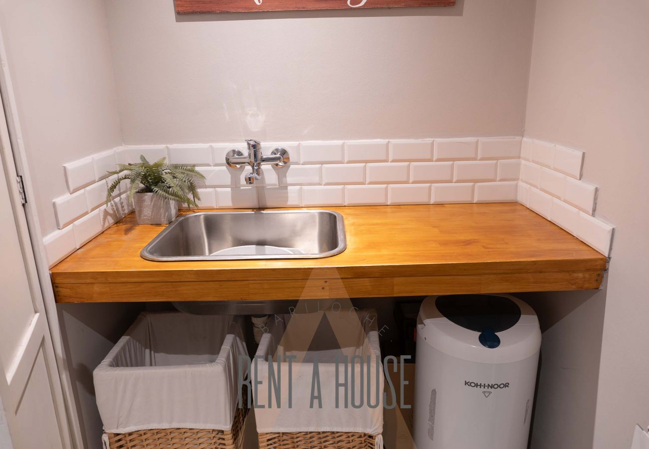 House in San Carlos de Bariloche - PENI04C New and modern house of 280 m2, located on Lake Nahuel Huapi with excellent views of the lake and the mountains.