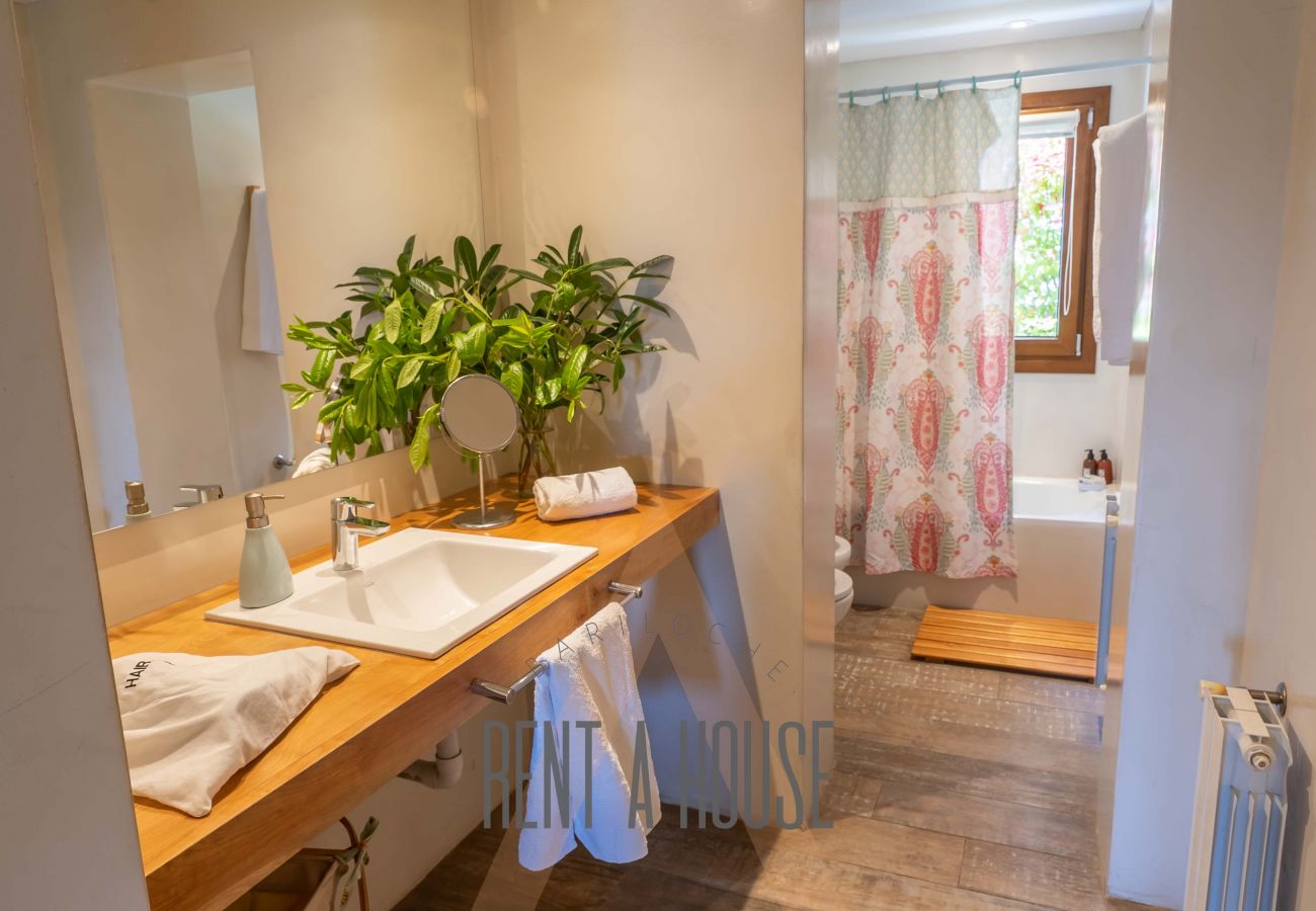 House in San Carlos de Bariloche - PENI04C New and modern house of 280 m2, located on Lake Nahuel Huapi with excellent views of the lake and the mountains.