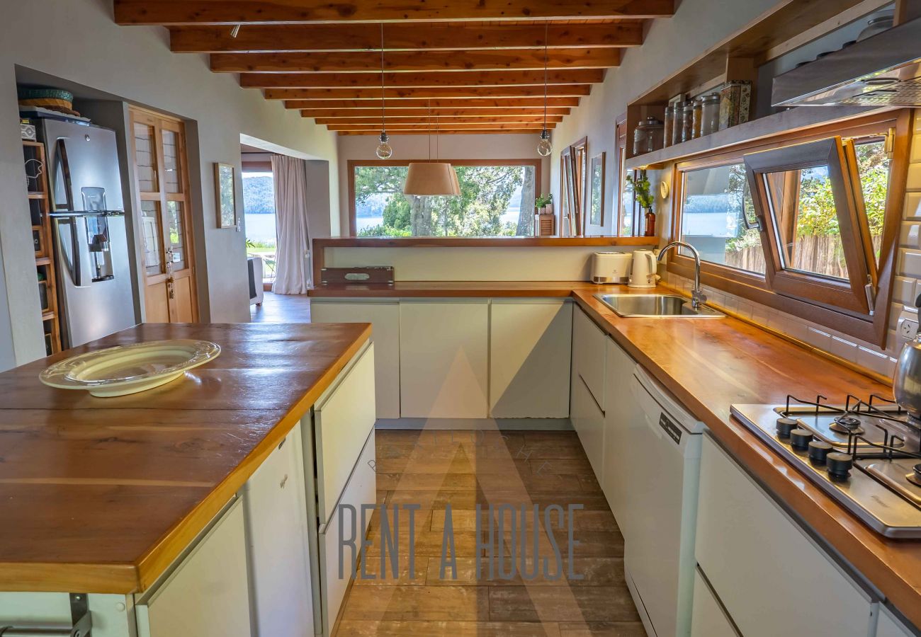 House in San Carlos de Bariloche - PENI04C New and modern house of 280 m2, located on Lake Nahuel Huapi with excellent views of the lake and the mountains.