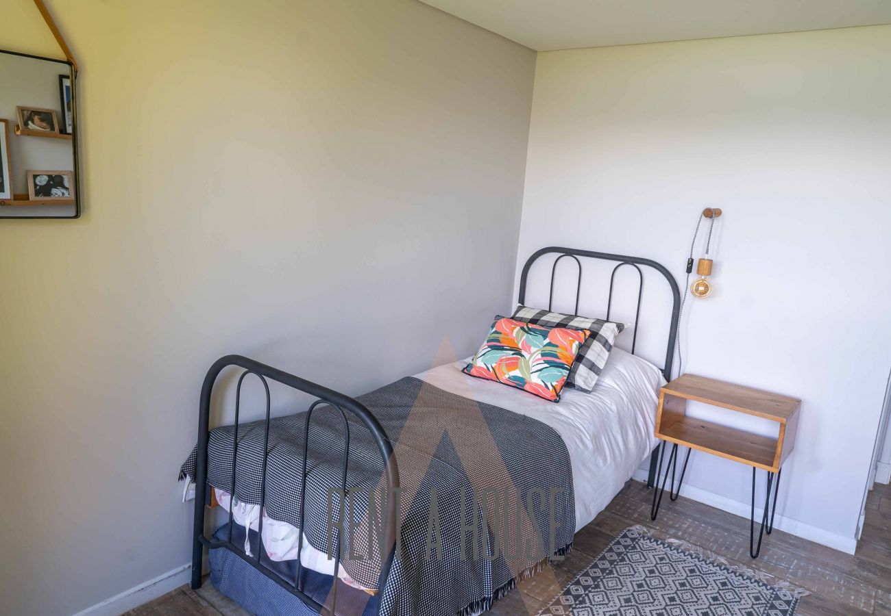 House in San Carlos de Bariloche - PENI04C New and modern house of 280 m2, located on Lake Nahuel Huapi with excellent views of the lake and the mountains.