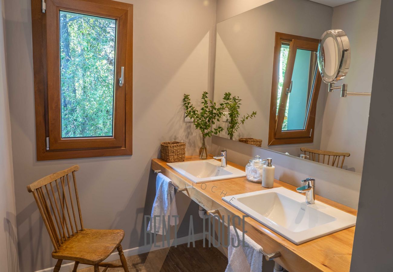 House in San Carlos de Bariloche - PENI04C New and modern house of 280 m2, located on Lake Nahuel Huapi with excellent views of the lake and the mountains.