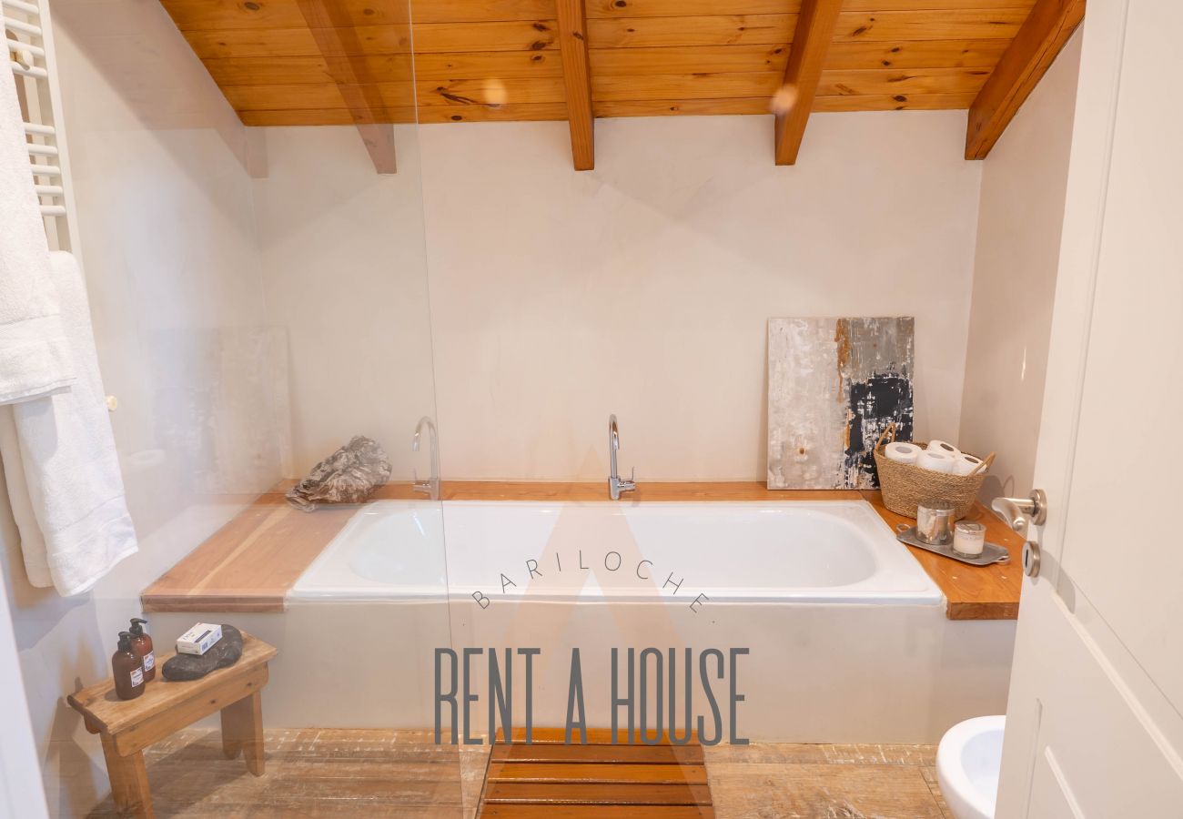 House in San Carlos de Bariloche - PENI04C New and modern house of 280 m2, located on Lake Nahuel Huapi with excellent views of the lake and the mountains.