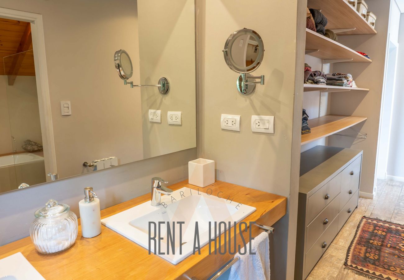 House in San Carlos de Bariloche - PENI04C New and modern house of 280 m2, located on Lake Nahuel Huapi with excellent views of the lake and the mountains.