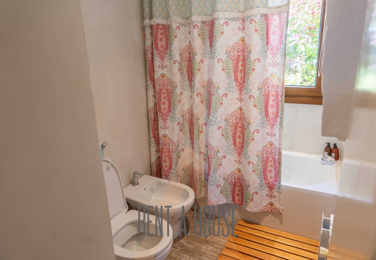 House in San Carlos de Bariloche - PENI04C New and modern house of 280 m2, located on Lake Nahuel Huapi with excellent views of the lake and the mountains.