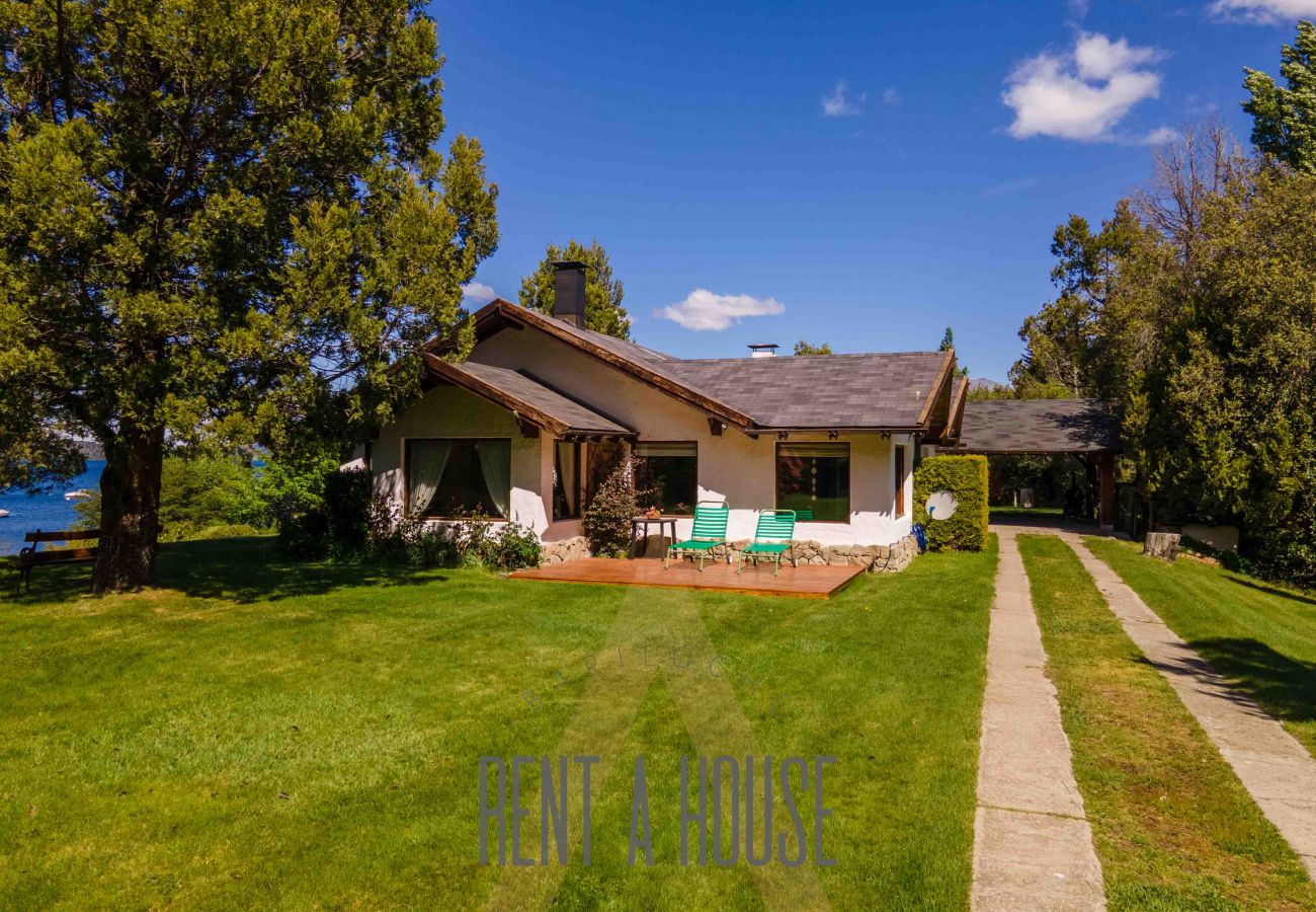 House in San Carlos de Bariloche - HUAPI14C - Warm house with outdoor pool and coast, on the shores of Lake Nahuel Huapi.