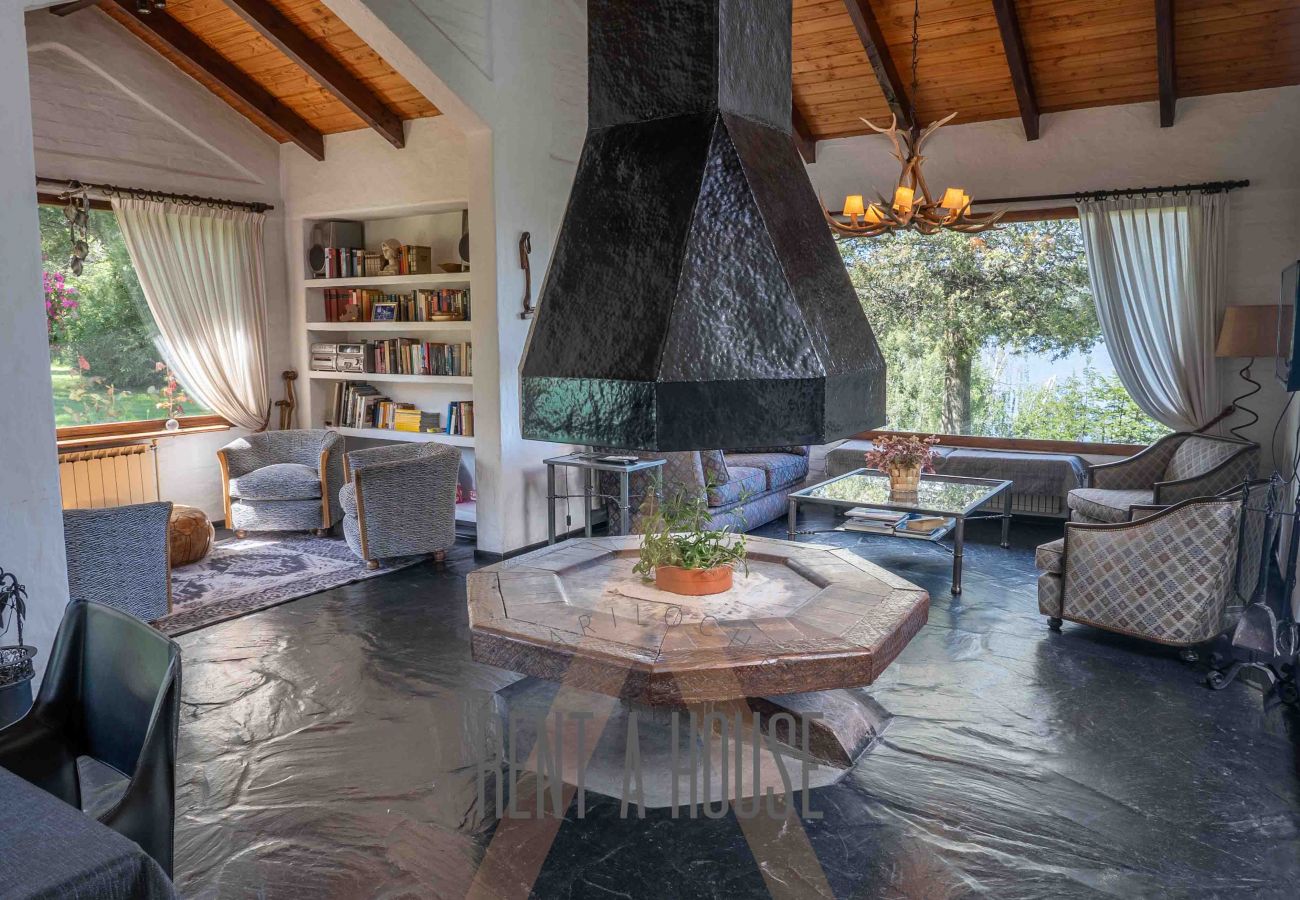 House in San Carlos de Bariloche - HUAPI14C - Warm house with outdoor pool and coast, on the shores of Lake Nahuel Huapi.