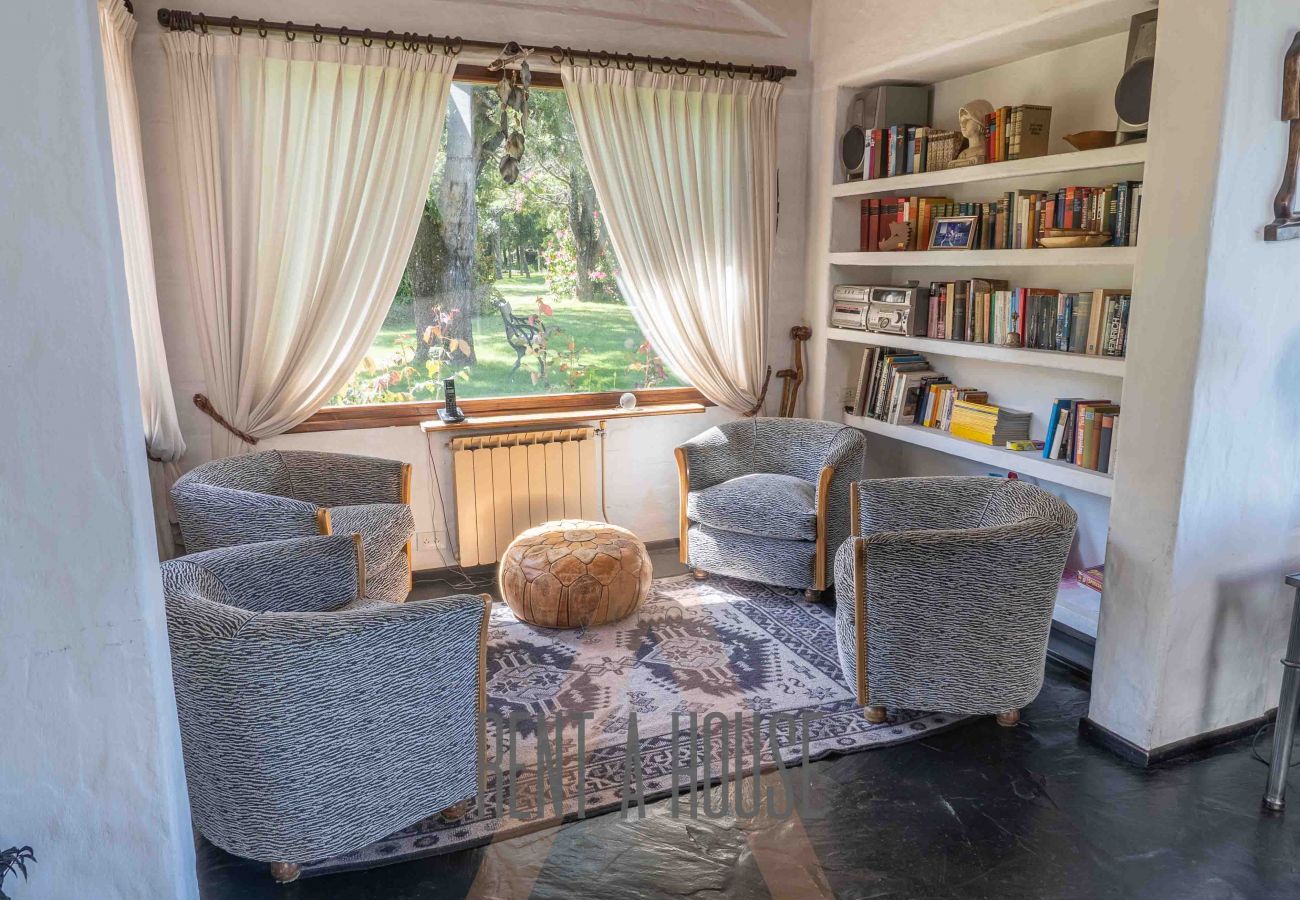 House in San Carlos de Bariloche - HUAPI14C - Warm house with outdoor pool and coast, on the shores of Lake Nahuel Huapi.