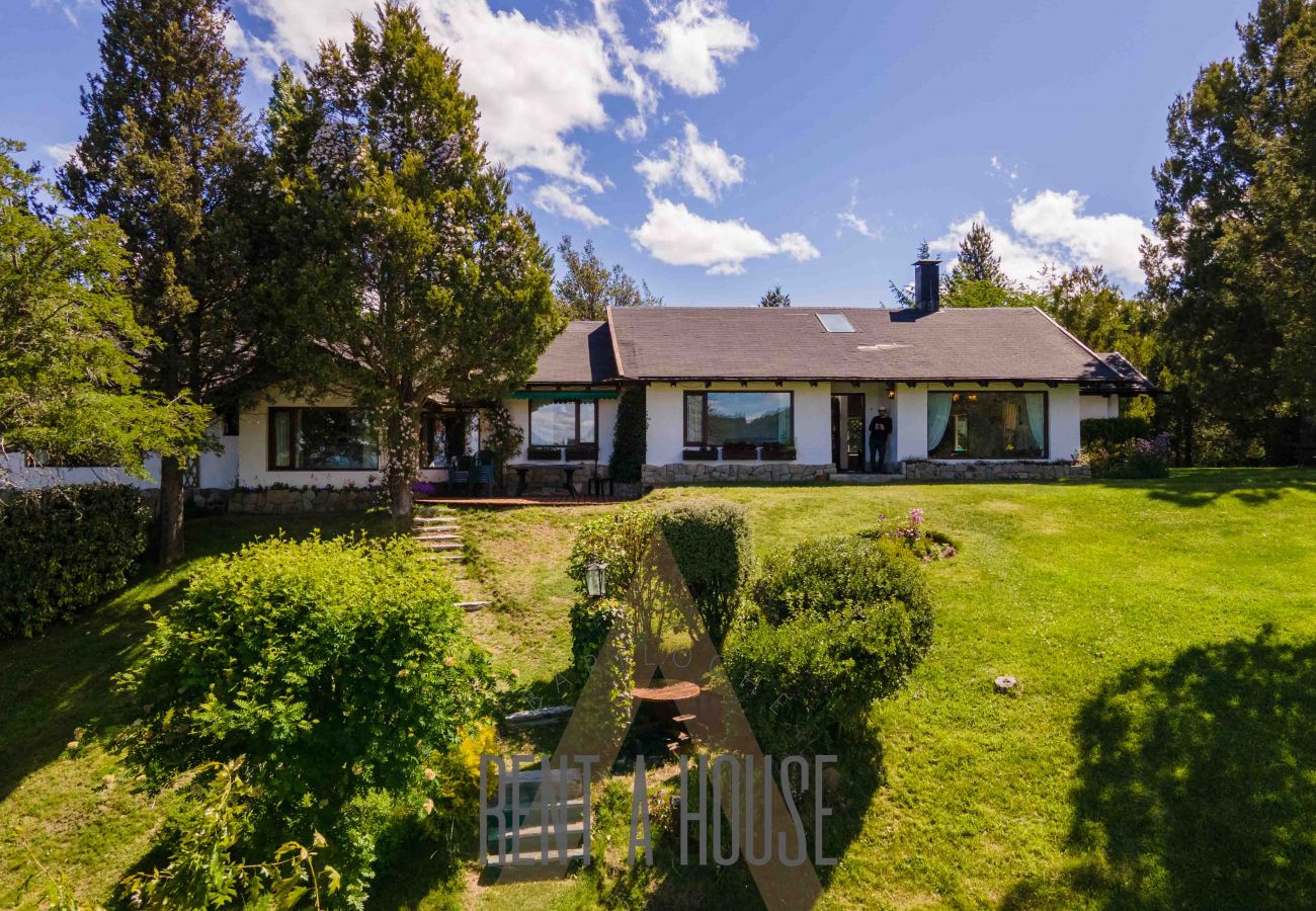 House in San Carlos de Bariloche - HUAPI14C - Warm house with outdoor pool and coast, on the shores of Lake Nahuel Huapi.