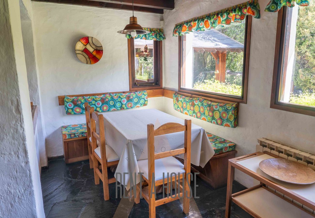 House in San Carlos de Bariloche - HUAPI14C - Warm house with outdoor pool and coast, on the shores of Lake Nahuel Huapi.