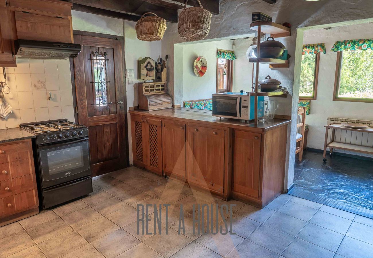 House in San Carlos de Bariloche - HUAPI14C - Warm house with outdoor pool and coast, on the shores of Lake Nahuel Huapi.