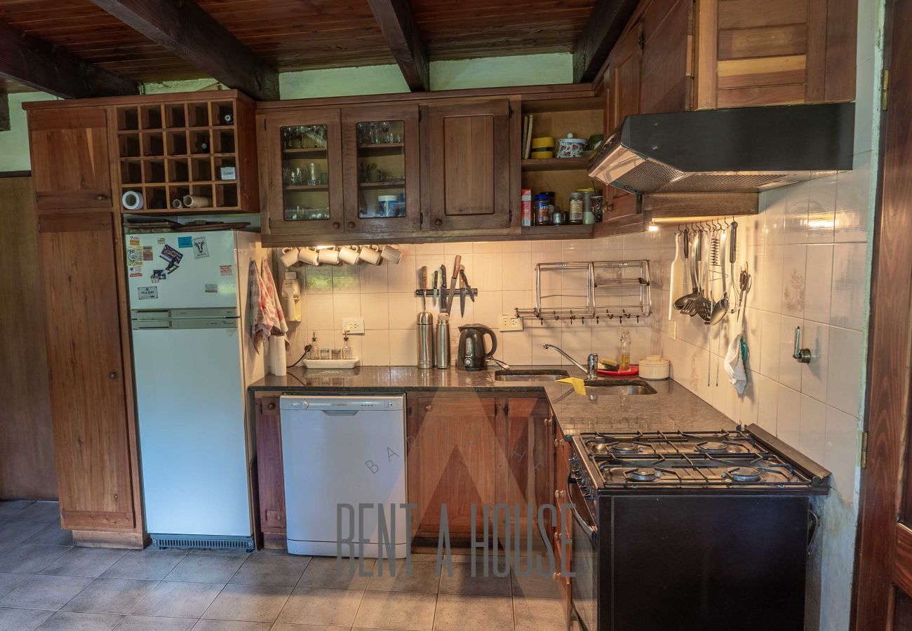 House in San Carlos de Bariloche - HUAPI14C - Warm house with outdoor pool and coast, on the shores of Lake Nahuel Huapi.