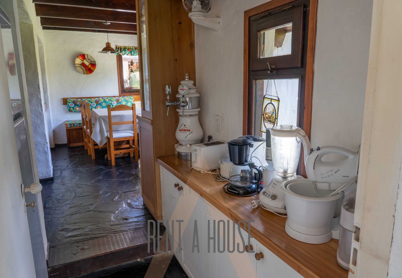 House in San Carlos de Bariloche - HUAPI14C - Warm house with outdoor pool and coast, on the shores of Lake Nahuel Huapi.