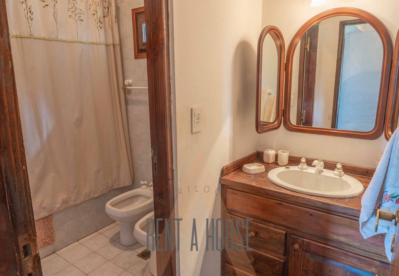 House in San Carlos de Bariloche - HUAPI14C - Warm house with outdoor pool and coast, on the shores of Lake Nahuel Huapi.