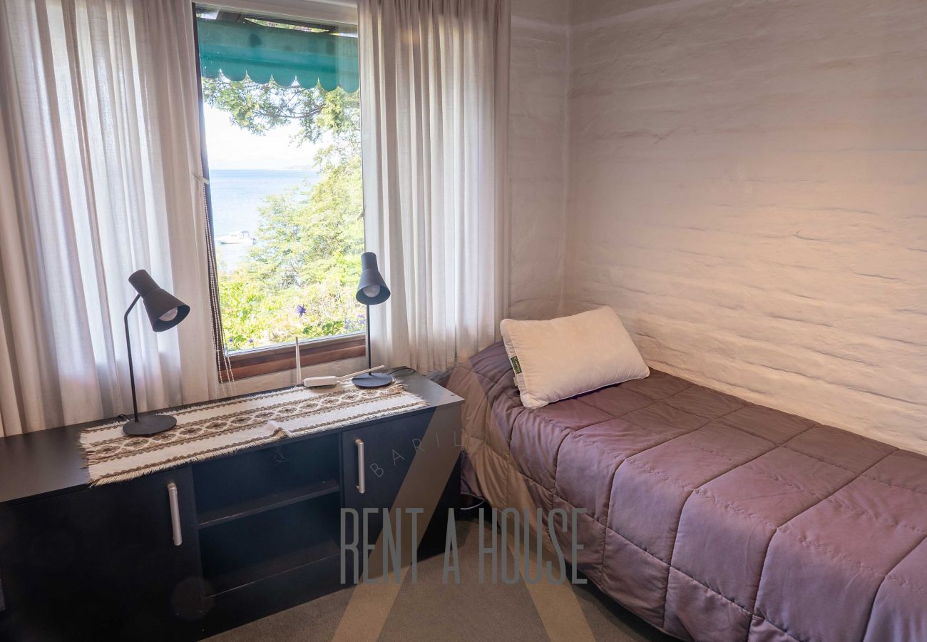 House in San Carlos de Bariloche - HUAPI14C - Warm house with outdoor pool and coast, on the shores of Lake Nahuel Huapi.