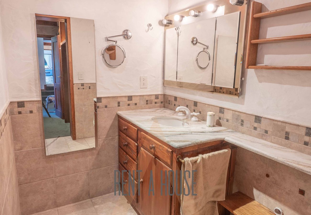 House in San Carlos de Bariloche - HUAPI14C - Warm house with outdoor pool and coast, on the shores of Lake Nahuel Huapi.