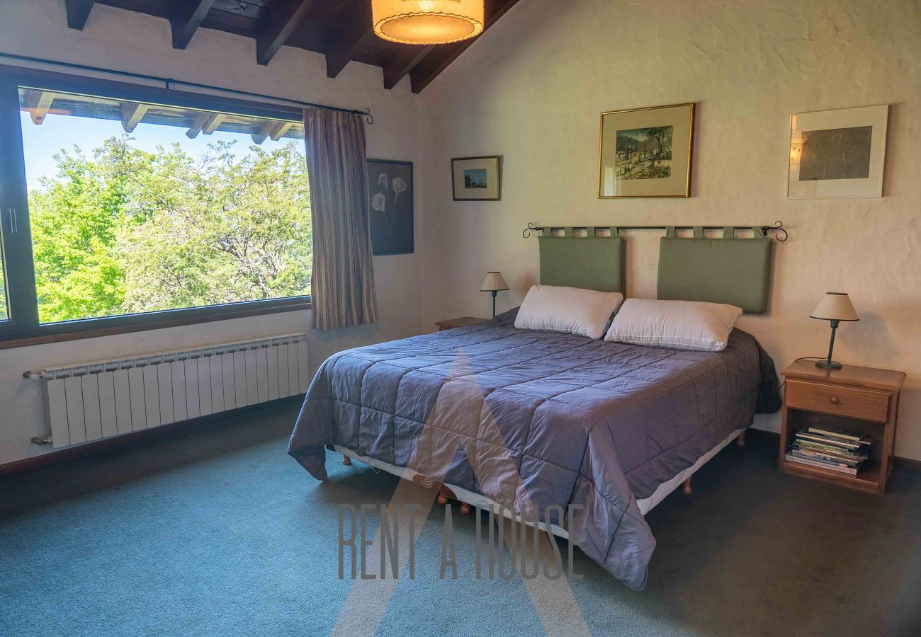 House in San Carlos de Bariloche - HUAPI14C - Warm house with outdoor pool and coast, on the shores of Lake Nahuel Huapi.