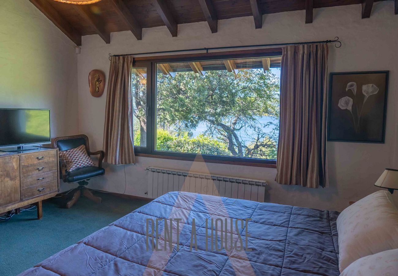 House in San Carlos de Bariloche - HUAPI14C - Warm house with outdoor pool and coast, on the shores of Lake Nahuel Huapi.