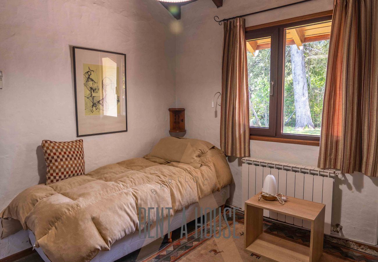 House in San Carlos de Bariloche - HUAPI14C - Warm house with outdoor pool and coast, on the shores of Lake Nahuel Huapi.