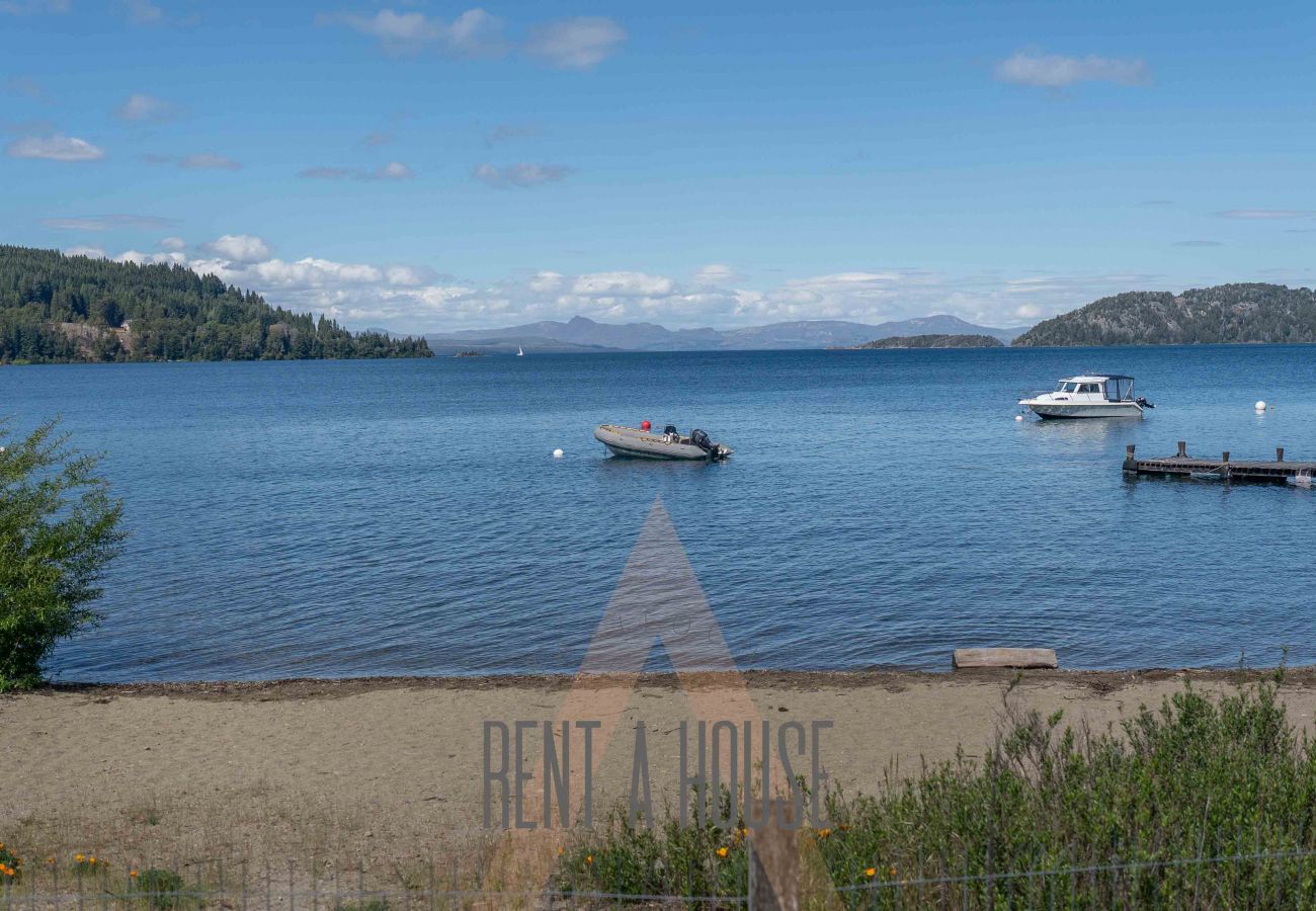House in San Carlos de Bariloche - HUAPI14C - Warm house with outdoor pool and coast, on the shores of Lake Nahuel Huapi.
