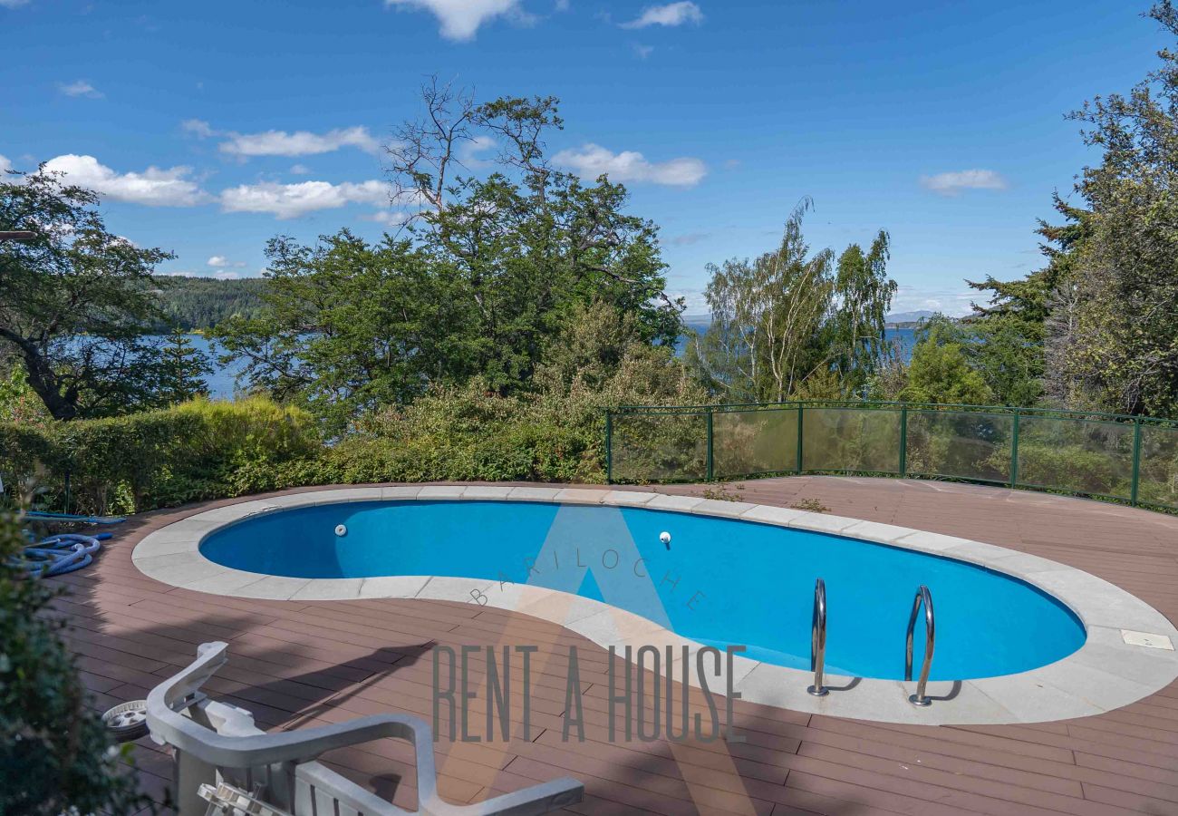 House in San Carlos de Bariloche - HUAPI14C - Warm house with outdoor pool and coast, on the shores of Lake Nahuel Huapi.