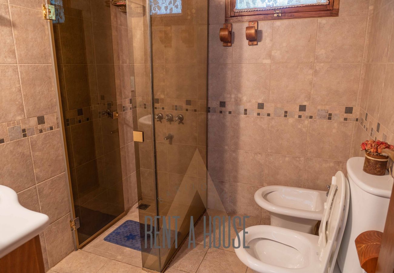 House in San Carlos de Bariloche - HUAPI14C - Warm house with outdoor pool and coast, on the shores of Lake Nahuel Huapi.